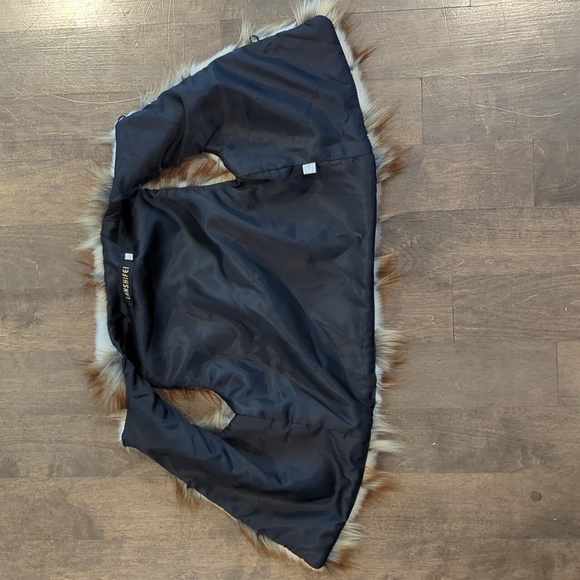 ECU: Like New Girls Faux Fur Vest - Picture 6 of 12